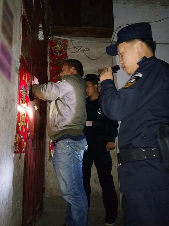 黔西县粗心妈妈误将幼女锁家中 民警全城寻开锁师傅开门